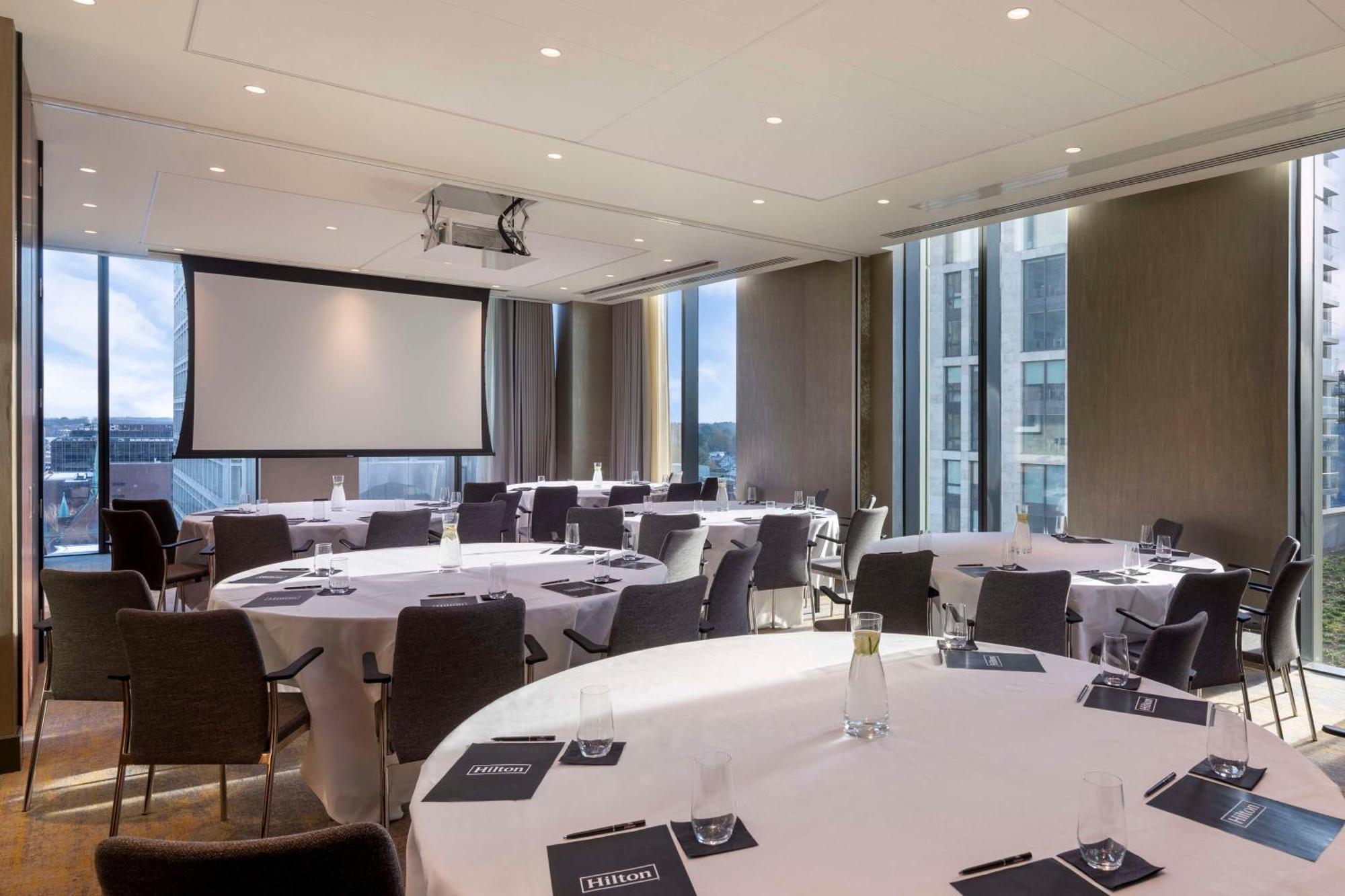 Hilton Woking Hotell Eksteriør bilde